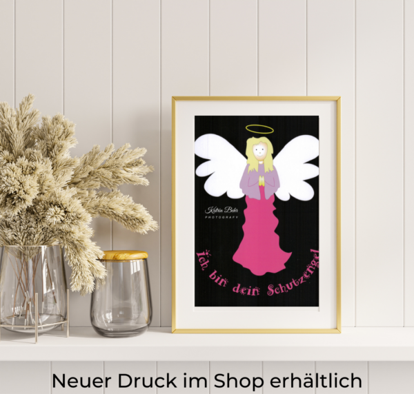 Schutzengel-Karte auf grünem Hintergrund mit einem Engel in grauem Kleid und pinker Jacke, begleitet von der Aufschrift "Ich bin dein Schutzengel".