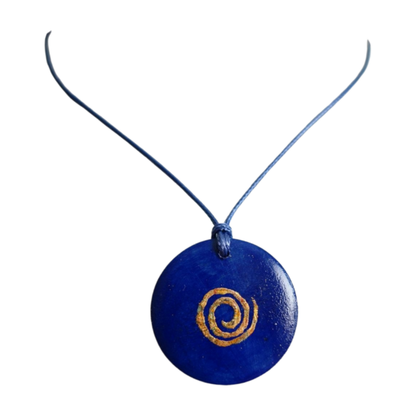 Handgefertigte Kette mit Holzanhänger und Spiralsymbol auf dunkelblauem Kunstlederband